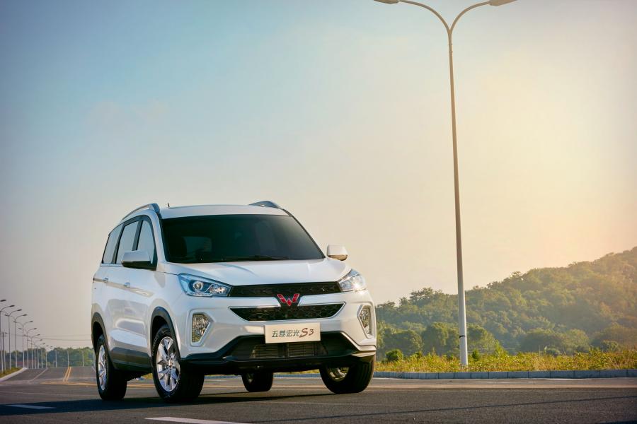  WuLing Hongguang S3 2017 года  (фото 3 из 9)